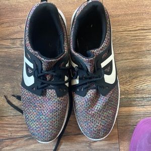 Size 11 men’s tennis shoes